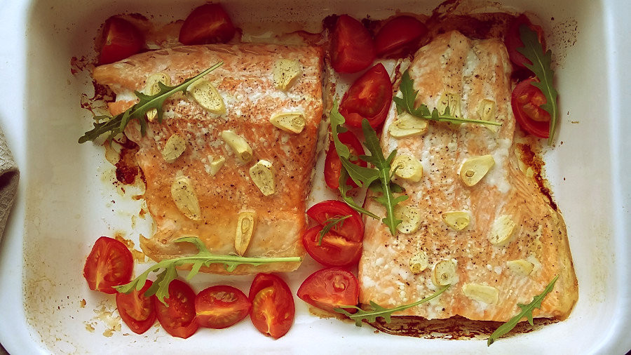 Łosoś z pieca z czosnkiem