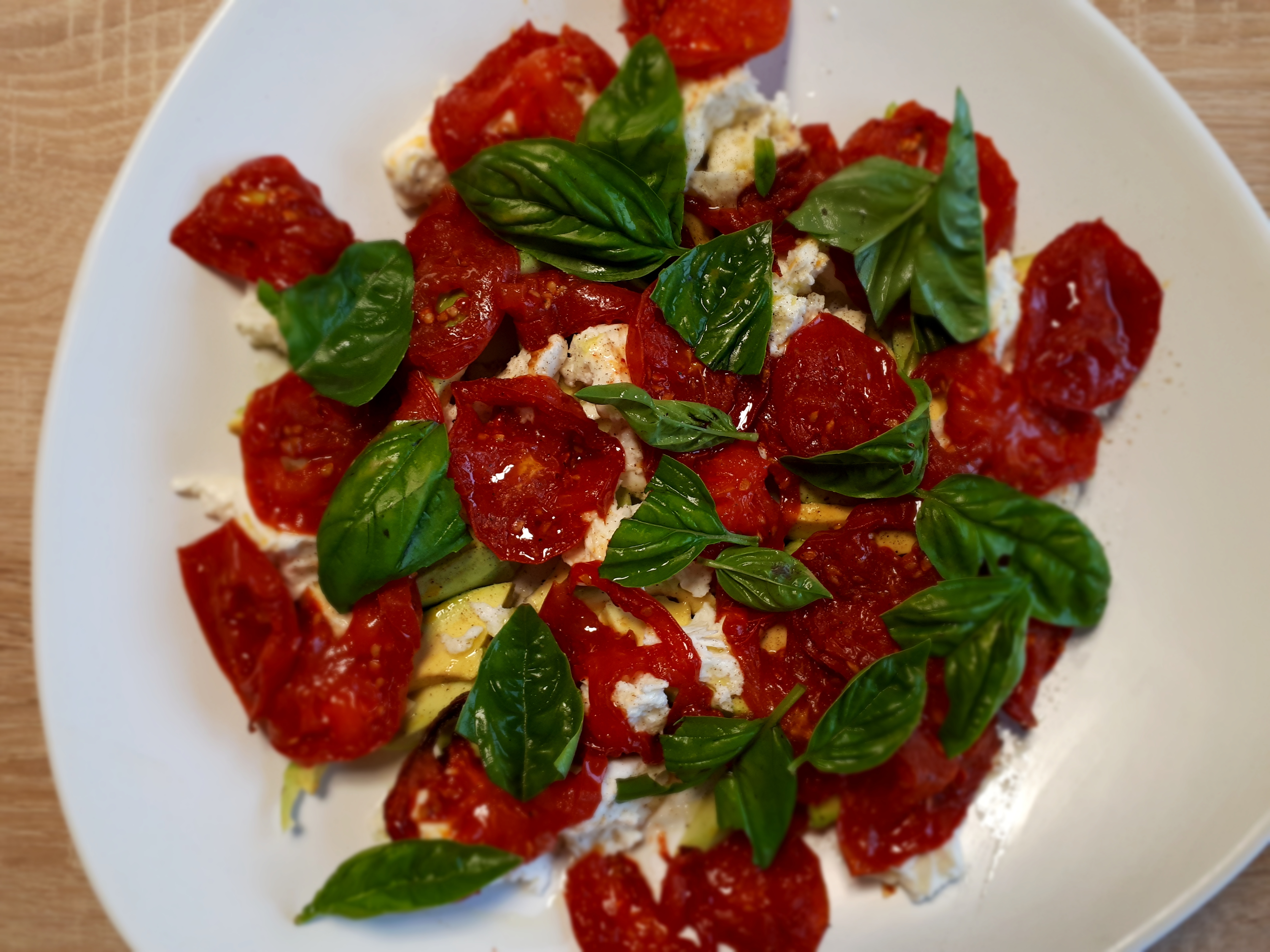Sałatka z pieczonych pomidorów i avokado